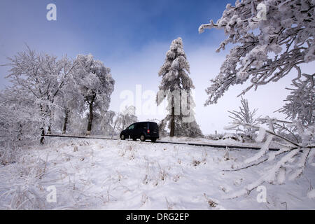 Krasny Les, Repubblica Ceca. 25 gennaio, 2014. Una unità di auto attraverso il bianco paesaggio invernale durante una giornata di sole in montagne Erz vicino a Krasny Les, Repubblica ceca, 25 gennaio 2014. Foto: Arno Burgi/dpa/Alamy Live News Foto Stock