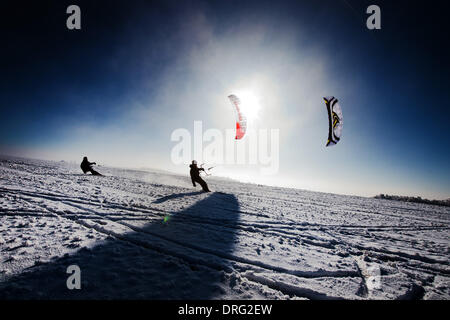 Krasny Les, Repubblica Ceca. 25 gennaio, 2014. Snow kite piloti scivolano attraverso il bianco paesaggio invernale durante una giornata di sole in montagne Erz vicino a Krasny Les, Repubblica ceca, 25 gennaio 2014. Foto: Arno Burgi/dpa/Alamy Live News Foto Stock