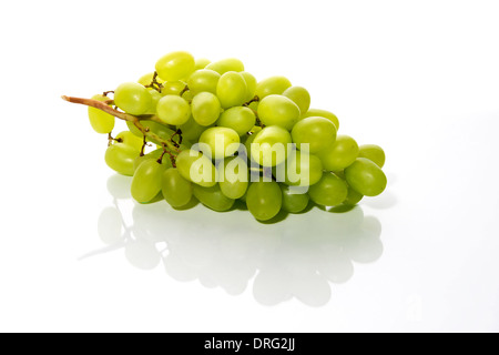 Immagine di uva bianca isolata su sfondo bianco Foto Stock