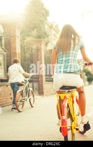 Coppia giovane equitazione biciclette, vista posteriore, osijek, Croazia Foto Stock