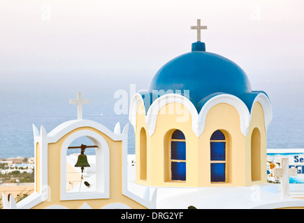 Tradizionale blu cupola con chiesa gialla a Thira, Santorini, Grecia. Foto Stock