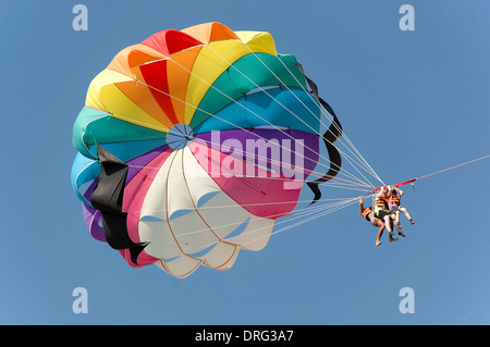 Persone parasailing. Foto Stock