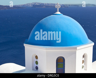 Chiesa tradizionale con cupola blu al villaggio di Oia - Santorini Island in Grecia. Foto Stock