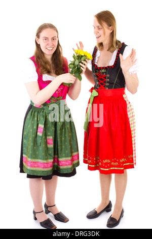 Figlia di dare la sua sorpresa madre rose come presente Foto Stock