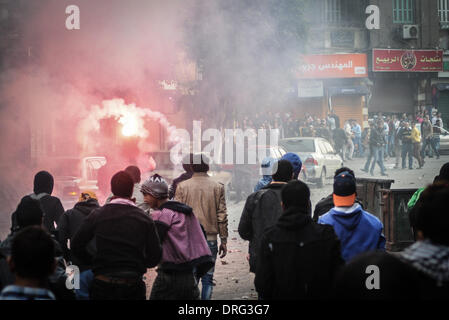 Il Cairo, Egitto. 25 gennaio, 2014. Riot egiziano la polizia ha sparato gas lacrimogeni per disperdere centinaia di sostenitori del deposto presidente islamista Mohammed Morsi protestando come il paese segna il terzo anniversario della rivolta del 2011, come sostenitori dei militari si sono riuniti nel rivale raduni in altre parti della capitale, molti di loro sollecitando capo militare el-Sissi, l uomo che ha rimosso morsi, per funzionare per il presidente. Credito: Nameer Galal/NurPhoto/ZUMAPRESS.com/Alamy Live News Foto Stock