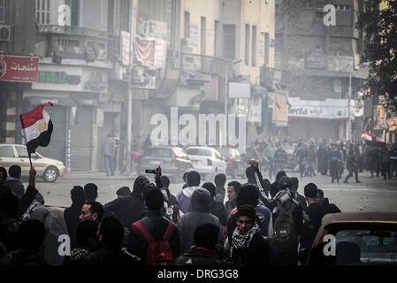 Il Cairo, Egitto. 25 gennaio, 2014. Riot egiziano la polizia ha sparato gas lacrimogeni per disperdere centinaia di sostenitori del deposto presidente islamista Mohammed Morsi protestando come il paese segna il terzo anniversario della rivolta del 2011, come sostenitori dei militari si sono riuniti nel rivale raduni in altre parti della capitale, molti di loro sollecitando capo militare el-Sissi, l uomo che ha rimosso morsi, per funzionare per il presidente. Credito: Nameer Galal/NurPhoto/ZUMAPRESS.com/Alamy Live News Foto Stock