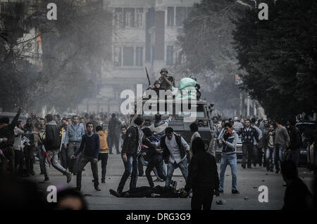 Il Cairo, Egitto. 25 gennaio, 2014. Riot egiziano la polizia ha sparato gas lacrimogeni per disperdere centinaia di sostenitori del deposto presidente islamista Mohammed Morsi protestando come il paese segna il terzo anniversario della rivolta del 2011, come sostenitori dei militari si sono riuniti nel rivale raduni in altre parti della capitale, molti di loro sollecitando capo militare el-Sissi, l uomo che ha rimosso morsi, per funzionare per il presidente. Credito: Nameer Galal/NurPhoto/ZUMAPRESS.com/Alamy Live News Foto Stock