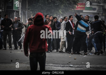 Il Cairo, Egitto. 25 gennaio, 2014. Riot egiziano la polizia ha sparato gas lacrimogeni per disperdere centinaia di sostenitori del deposto presidente islamista Mohammed Morsi protestando come il paese segna il terzo anniversario della rivolta del 2011, come sostenitori dei militari si sono riuniti nel rivale raduni in altre parti della capitale, molti di loro sollecitando capo militare el-Sissi, l uomo che ha rimosso morsi, per funzionare per il presidente. Credito: Nameer Galal/NurPhoto/ZUMAPRESS.com/Alamy Live News Foto Stock