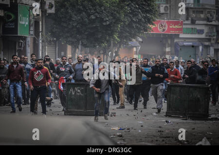 Il Cairo, Egitto. 25 gennaio, 2014. Riot egiziano la polizia ha sparato gas lacrimogeni per disperdere centinaia di sostenitori del deposto presidente islamista Mohammed Morsi protestando come il paese segna il terzo anniversario della rivolta del 2011, come sostenitori dei militari si sono riuniti nel rivale raduni in altre parti della capitale, molti di loro sollecitando capo militare el-Sissi, l uomo che ha rimosso morsi, per funzionare per il presidente. Credito: Nameer Galal/NurPhoto/ZUMAPRESS.com/Alamy Live News Foto Stock