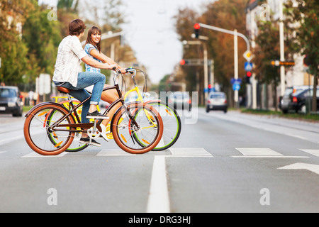 Coppia giovane con le biciclette sulle strisce pedonali, osijek, Croazia Foto Stock