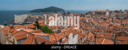 Terrazza panoramica vista sul paese vecchio di Dubrovnik verso il monastero domenicano e il vecchio porto, Croazia Foto Stock