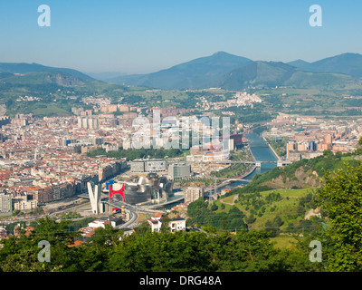 Una vista di Bilbao, Spagna, su un estate un po' confusi giorno come visto dal Monte Artxanda (Artxanda Hill). Foto Stock
