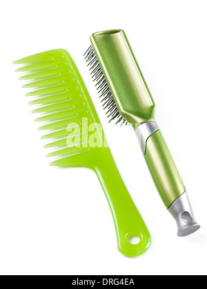 Verde pettine in plastica e spazzola per capelli su sfondo bianco Foto Stock