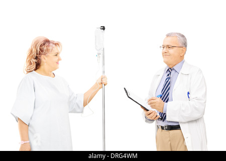 Paziente di sesso femminile in abito ospedale getting infusione e il suo medico Foto Stock