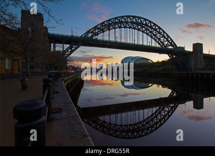 Il Tyne Bridge all'alba riflessa nel fiume Tyne, Newcastle upon Tyne, Tyne and Wear Foto Stock