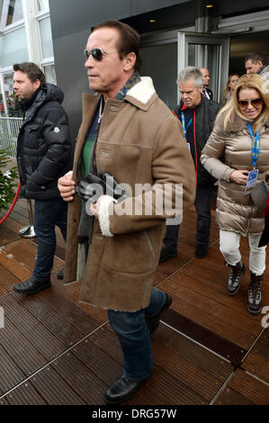 Kitzbuehel, Austria. 25 gennaio, 2014. Ex governatore americano e attore di Hollywood Arnold Schwarzenegger arriva alla annuale in discesa austriaco gara di sci Hahnenkamm gara a Kitzbuehel Austria, 25 gennaio 2014. Foto: Felix Hoerhager/dpa/Alamy Live News Foto Stock