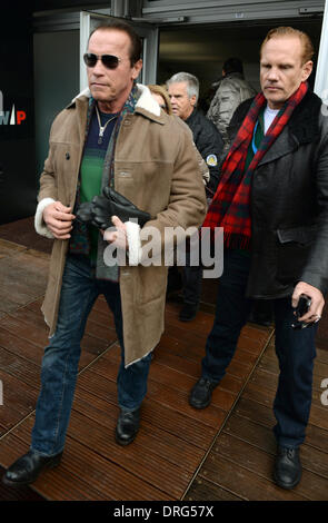 Kitzbuehel, Austria. 25 gennaio, 2014. Ex governatore americano e attore di Hollywood Arnold Schwarzenegger arriva alla annuale in discesa austriaco gara di sci Hahnenkamm gara a Kitzbuehel Austria, 25 gennaio 2014. Foto: Felix Hoerhager/dpa/Alamy Live News Foto Stock