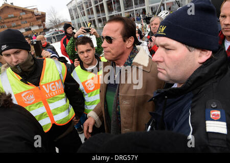 Kitzbuehel, Austria. 25 gennaio, 2014. Ex governatore americano e attore di Hollywood Arnold Schwarzenegger arriva alla annuale in discesa austriaco gara di sci Hahnenkamm gara a Kitzbuehel Austria, 25 gennaio 2014. Foto: Felix Hoerhager/dpa/Alamy Live News Foto Stock