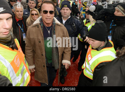 Kitzbuehel, Austria. 25 gennaio, 2014. Ex governatore americano e attore di Hollywood Arnold Schwarzenegger arriva alla annuale in discesa austriaco gara di sci Hahnenkamm gara a Kitzbuehel Austria, 25 gennaio 2014. Foto: Felix Hoerhager/dpa/Alamy Live News Foto Stock