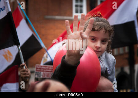 Londra, Regno Unito. 25 gennaio 2014. Un anti-regime di Sisi protester rende il dito quattro 'Rabia' segno come gli Egiziani a Londra per contrassegnare la posizione dei tre anni della rivoluzione che rovesciò il regime di Mubarak. Credito: Paolo Davey/Alamy Live News Foto Stock