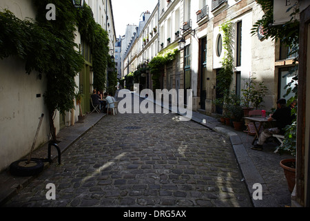 Strada tranquilla nel centro di Parigi Foto Stock