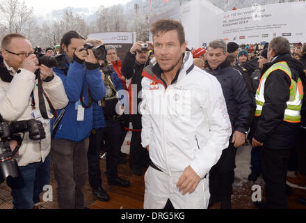 Kitzbuehel, Austria. 25 gennaio, 2014. Paracadutista austriaco, il temerario e base jumper Felix Baumgartner arriva alla annuale in discesa austriaco gara di sci Hahnenkamm gara a Kitzbuehel Austria, 25 gennaio 2014. Foto: Felix Hoerhager/dpa/Alamy Live News Foto Stock