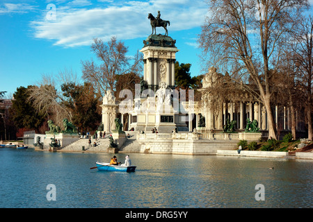 Un monumento di re Alfonso XII del Parco del Buen Retiro Madrid Foto Stock