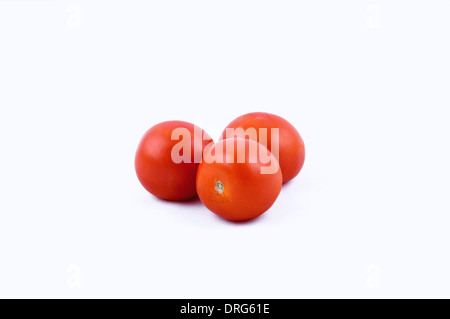 3 pomodori grandi su sfondo bianco. Orizzontale di studio shot Foto Stock