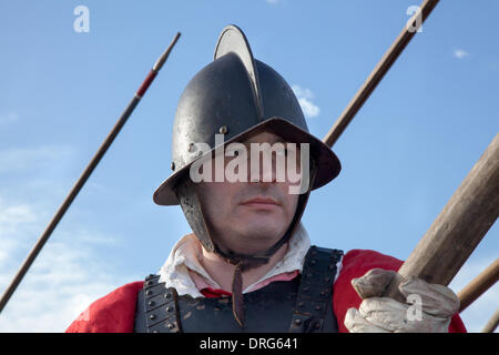 Nantwich, Cheshire, Regno Unito 25 Gennaio, 2014. Il luccio-uomini i Roundheads esercito a Holly Giorno Santo & Assedio di Nantwich rievocazione. Per oltre quarant anni le truppe fedeli del Nodo sigillato si sono riuniti nella città storica di una spettacolare rievocazione della sanguinosa battaglia che ha avuto luogo a quasi 400 anni fa e che ha segnato la fine della lunga e dolorosa assedio della città. Roundheads, cavalieri e altri animatori storico fatta convergere su Centro per riattivare la battaglia. L assedio nel gennaio del 1644 fu uno dei principali conflitti della Guerra Civile Inglese. Credito: Conrad Elias/Alamy Live News Foto Stock