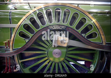 Il gigante verde mela ruota motrice di Stirling singolo No.1 progettato da Patrick Stirling per la grande ferrovia settentrionale nel 1870 sorge nella National Railway Museum, locomozione a Shildon, nella contea di Durham. Foto Stock