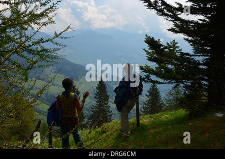 Un paio di escursionisti godendo la vista delle montagne circostanti. Millstatter Alpe. La Carinzia. Austria Foto Stock