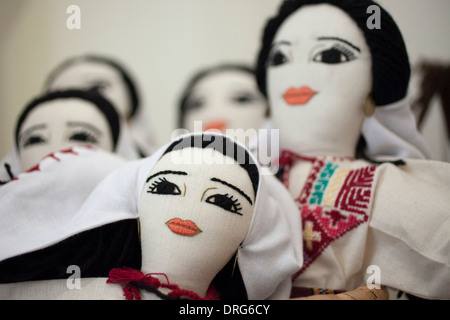 Bambole raffiguranti donne arabe in abito tradizionale per la vendita in un negozio di souvenir in Amman Giordania Foto Stock