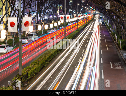 Tokyo, Giappone bandiera viale alberato vicino al quartiere Harajuku. Foto Stock