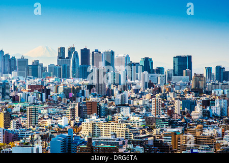 Tokyo, Giappone a Shinjuku con Fuji montagna all'orizzonte. Foto Stock