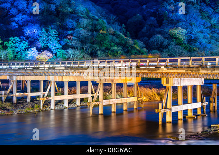 Arashiyama, Kyoto, Giappone a ponte Togetsukyo durante l annuale autunno illuminano. Foto Stock