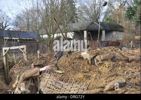 Charlwood, Surrey, Regno Unito. Il 25 gennaio 2014. Gettare un Mills Hand Grenade alla trincea. Credito: Matteo Chattle/Alamy Live News Foto Stock