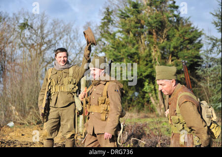 Charlwood, Surrey, Regno Unito. Il 25 gennaio 2014. Membri della storia vivente gruppo presso la trincea. Credito: Matteo Chattle/Alamy Live News Foto Stock