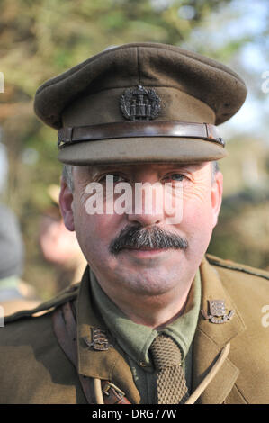 Charlwood, Surrey, Regno Unito. Il 25 gennaio 2014. Historian Tim Richards in uniforme. Credito: Matteo Chattle/Alamy Live News Foto Stock