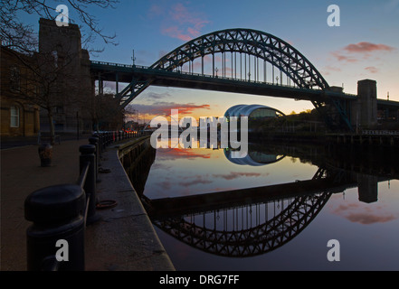 Una vista sul Tyne Bridge all'alba riflessa nel fiume Tyne a Newcastle upon Tyne cercando downriver verso il Gateshead Foto Stock