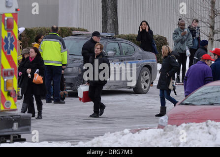 La Columbia, Maryland, Stati Uniti d'America. Il 25 gennaio 2014. Di persone sono evacuate dalla Columbia Town Center Mall dopo tre persone sono state uccise in una sparatoria nel centro commerciale in Colombia del Maryland, Stati Uniti, su GEN25, 2014. (Xinhua/Zhang Jun) Credito: Xinhua/Alamy Live News Foto Stock