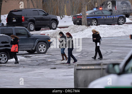 La Columbia, Maryland, Stati Uniti d'America. Il 25 gennaio 2014. Di persone sono evacuate dalla Columbia Town Center Mall dopo tre persone sono state uccise in una sparatoria nel centro commerciale in Colombia del Maryland, Stati Uniti, su GEN25, 2014. (Xinhua/Zhang Jun) Credito: Xinhua/Alamy Live News Foto Stock