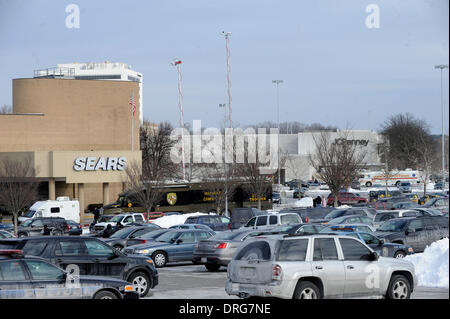 La Columbia, Maryland, Stati Uniti d'America. Il 25 gennaio 2014. Foto scattata a gennaio 25, 2014 mostra una vista esterna del Columbia Town Center Mall in Columbia del Maryland, Stati Uniti. Tre persone sono state uccise in una sparatoria che è accaduto nel centro commerciale di sabato. (Xinhua/Zhang Jun) Credito: Xinhua/Alamy Live News Foto Stock