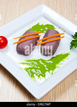 Gli gnocchi di patate con un bicchiere di vino rosso Foto Stock