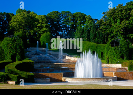 La grande cascata in estate il sole a Alnwick giardino in Alnwick, Northumberland Foto Stock