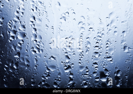 Gocce d'acqua sul vetro del finestrino in caso di pioggia Foto Stock
