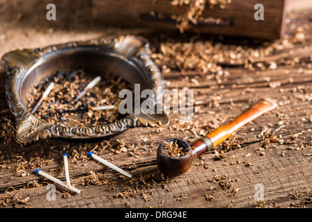 Vecchia tubazione tabacco con posacenere Foto Stock