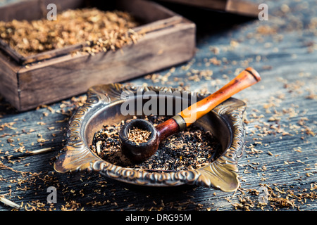 Vista dettagliata del tubo di legno con il tabacco Foto Stock