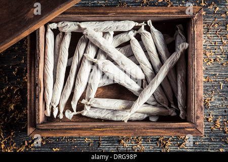 Vecchia scatola di legno con le sigarette Foto Stock