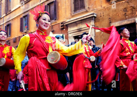 Roma, Italia 25 gennaio 2014 artisti celebrano il nuovo anno cinese in Via del Corso. Secondo il calendario cinese, questo è l'anno del cavallo di credito: Fabrizio Troiani/Alamy Live News Foto Stock