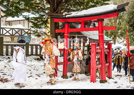 Lo Shintoismo asceti condurre una processione in Nagano, Giappone. Foto Stock